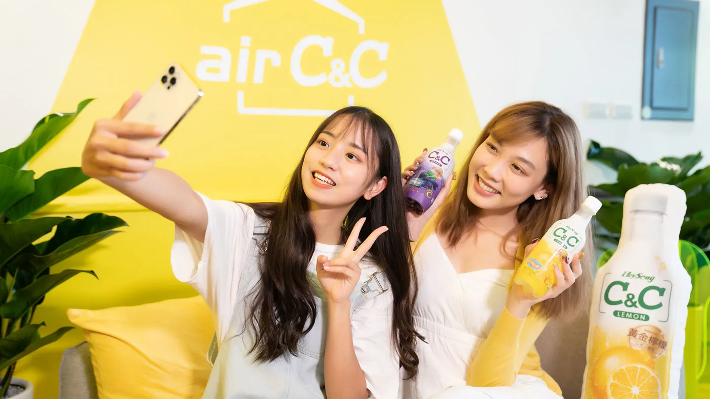 airC&C 黃色主題空間內手持 C&C 自拍