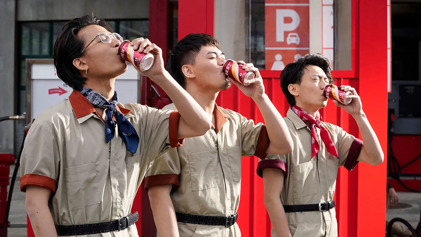 茄子蛋穿 80 年代制服暢飲黑松沙士