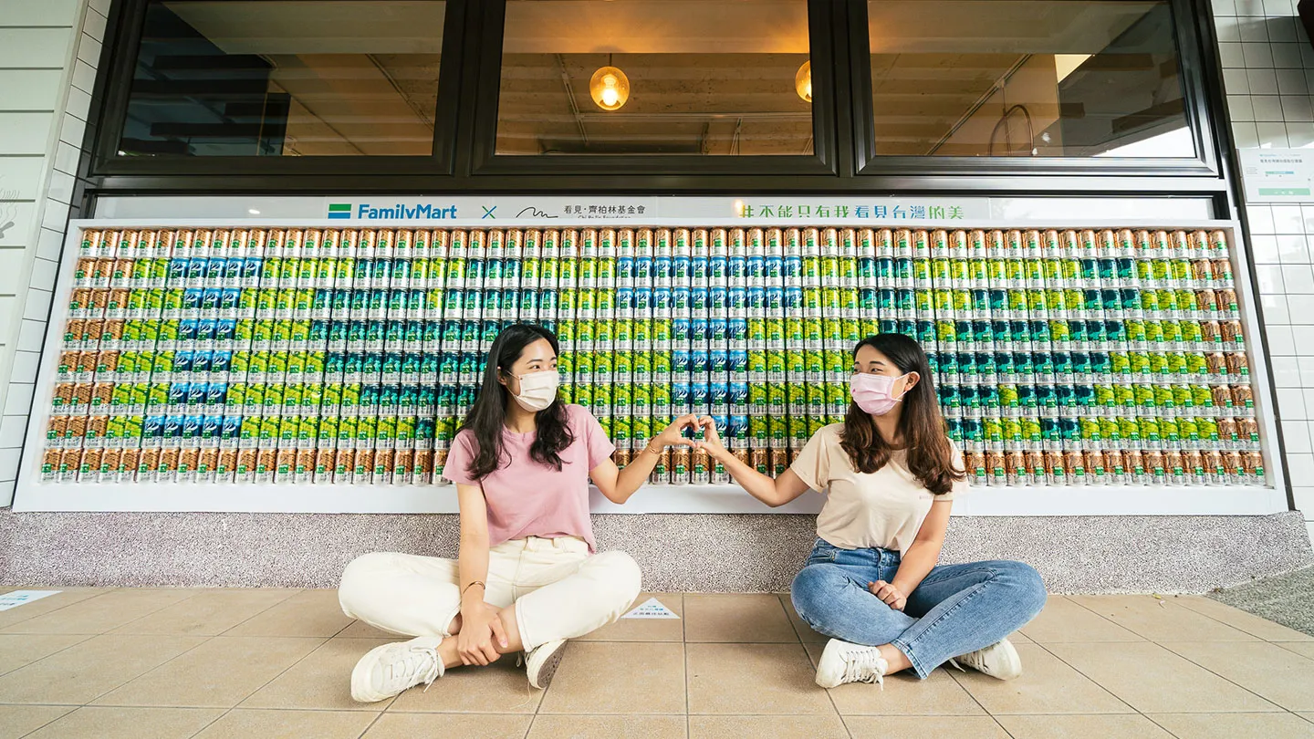 看見台灣罐拼成的汽水打卡牆