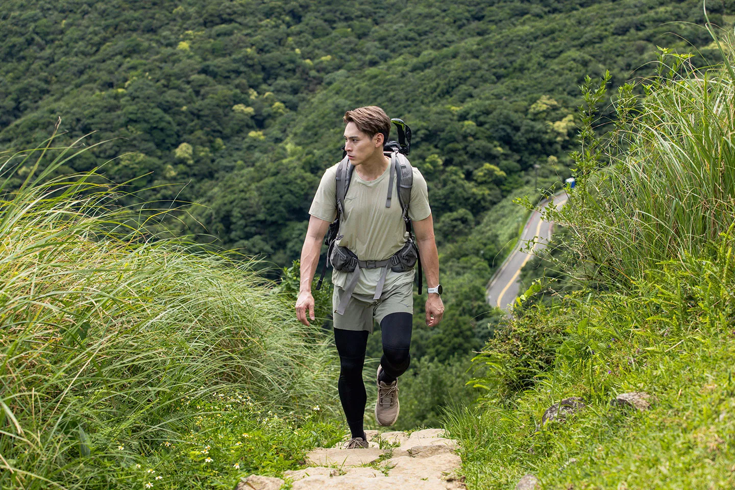 HOKA KOL 背著登山包於山徑健行