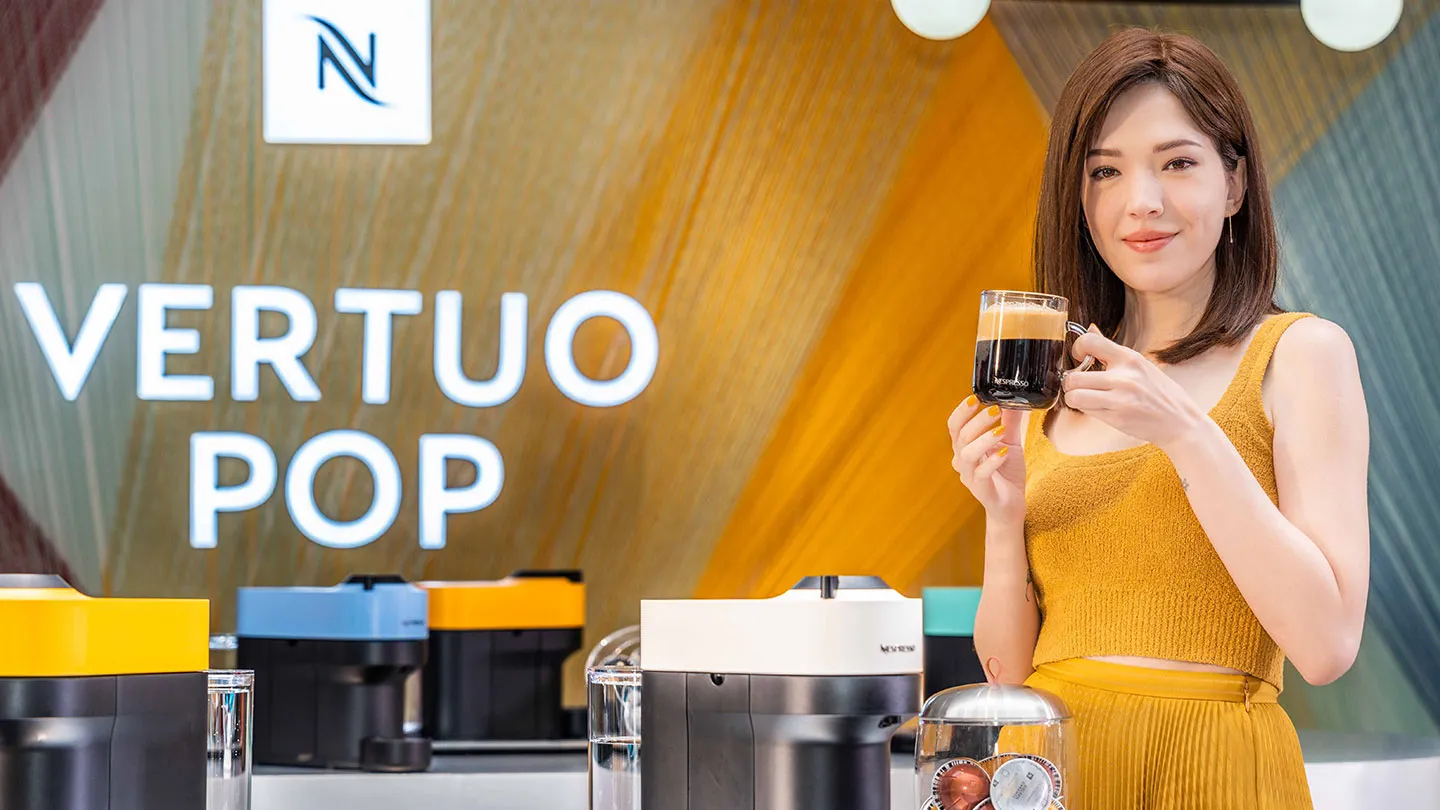 許瑋甯手持咖啡出席 VERTUO POP 活動