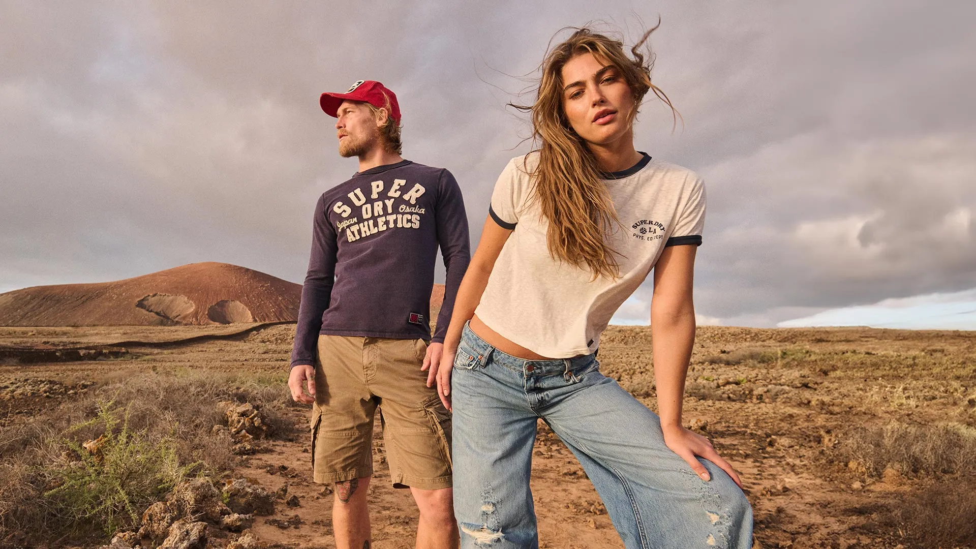 SUPERDRY 男女模特兒於荒野穿著品牌服飾形象照